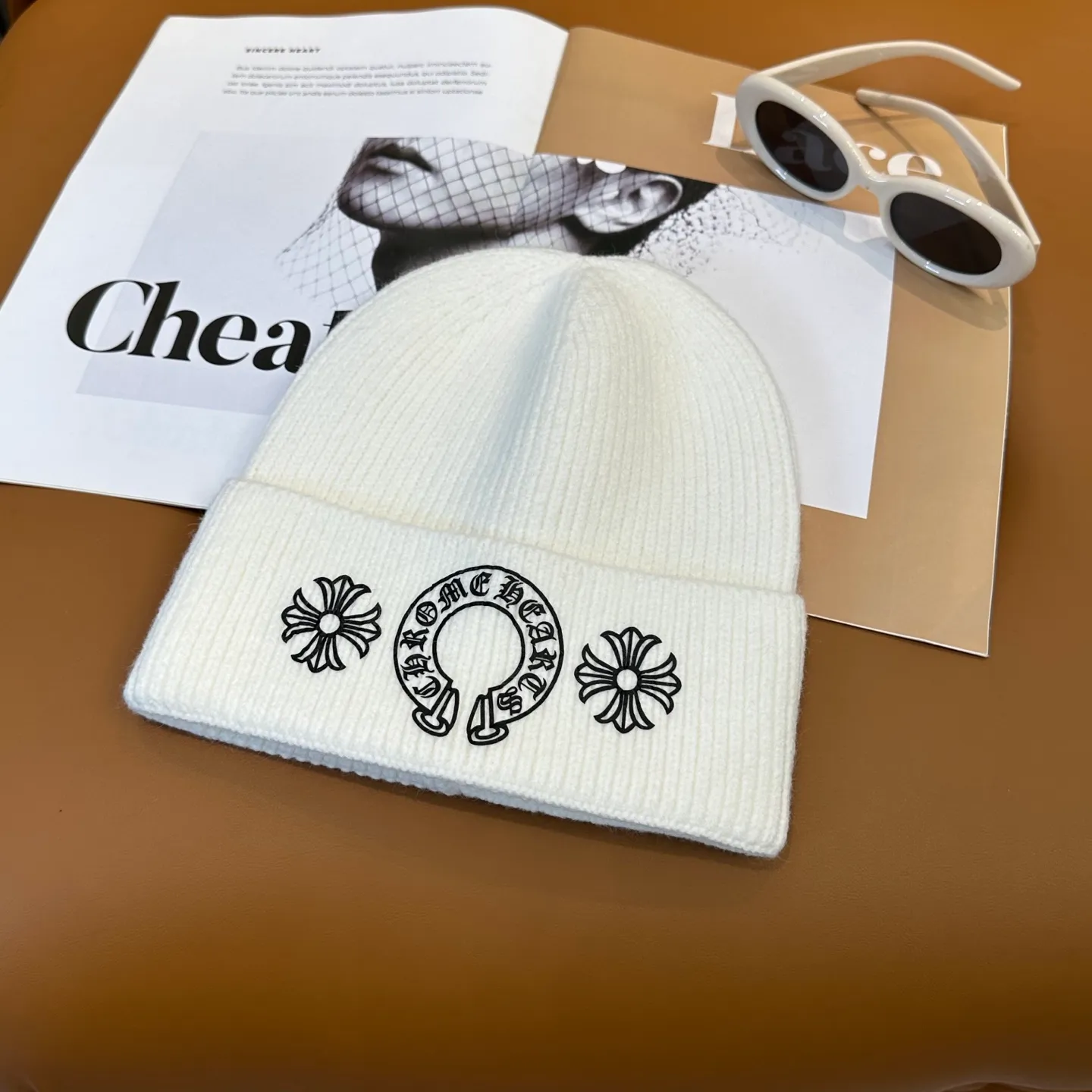P60 🤍Chrome hearts new autumn and winter cross knitted hat🧶 One of the must-have hats in autumn and winter~ It really looks good on whoever wears it~, it is also a perfect match in black and white and gray in autumn~